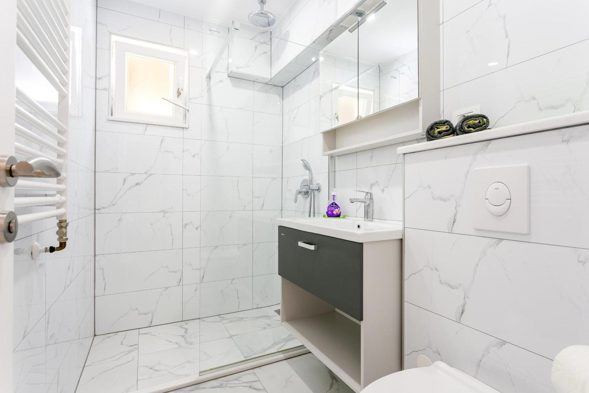 Appartement By The Sea Brela, Makarska - 18356 Brela